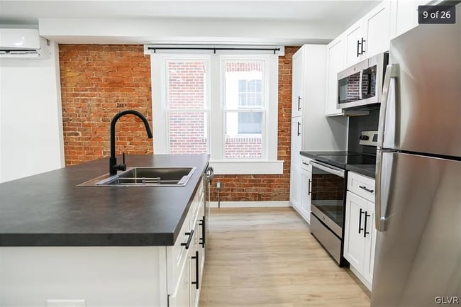 Building Photo - 1915 W Livingston St