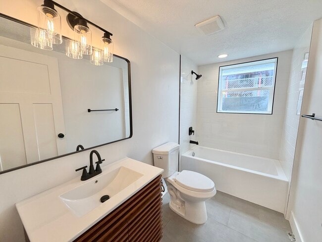 Building Photo - 651 N 800 W St