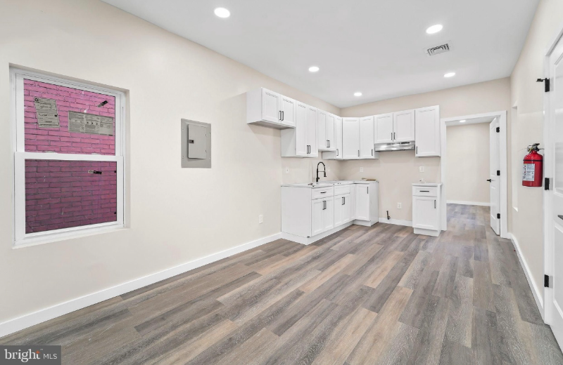 Building Photo - 335 Spring St