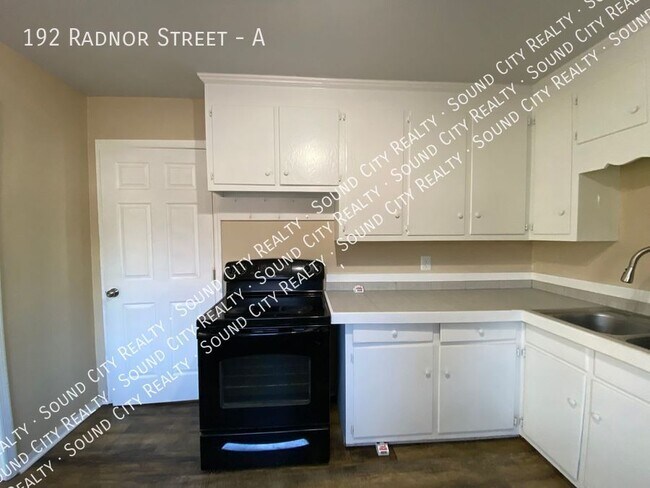 Building Photo - 5 miles to downtown * 2BR duplex available...