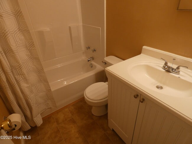 Building Photo - 207 Village Dr