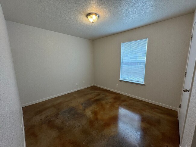 Building Photo - 107 Kings Ct