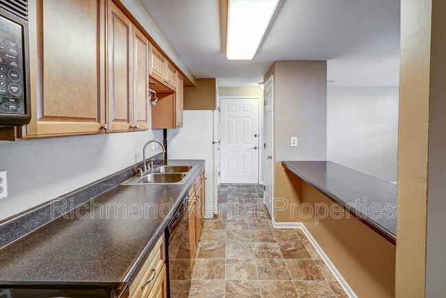 Building Photo - 7600 Roscommon Ct