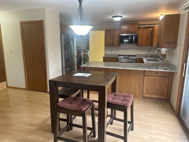 Building Photo - For Rent: Spacious 3 Bedroom, 2.5 Bath Sin...