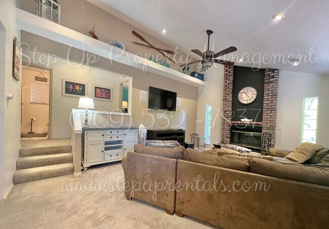 Building Photo - Charming 3-Bedroom Retreat in Gated Grovel...