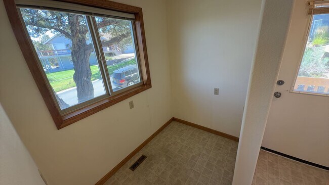 Building Photo - 3405 SW Hillcrest Dr