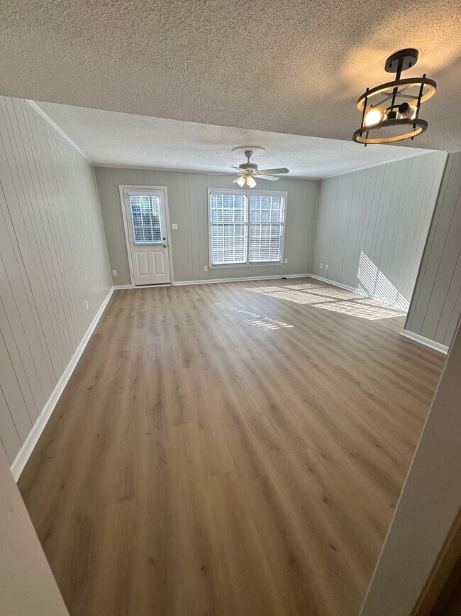 Building Photo - Beautiful 2 Bedroom 1.5 Bath Townhome!