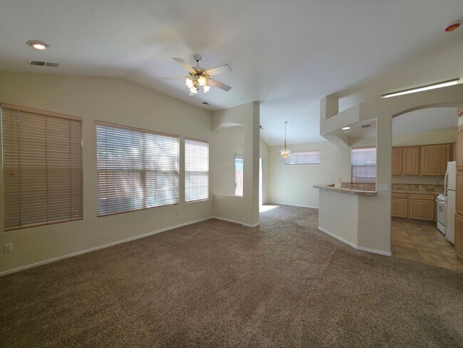 Building Photo - 2 bedroom 2 bath home, 2 car garage, in So...