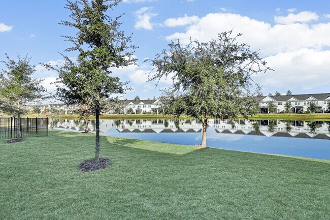 Building Photo - 3 bedroom/ 2.5 bath townhome in Beachwalk!