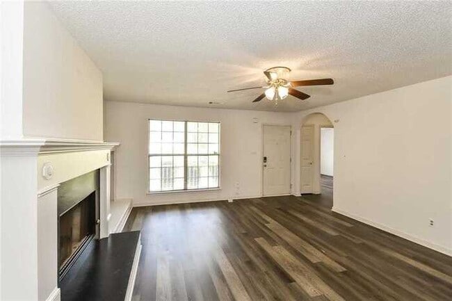 Building Photo - Fantastic 3bd/2ba home! Coming soon!