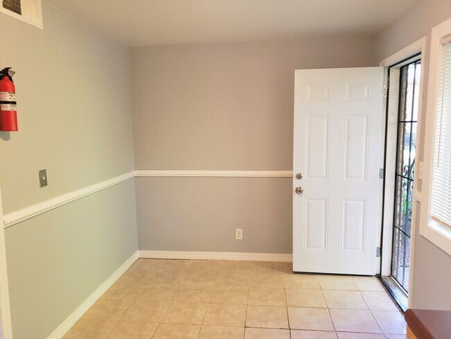 Building Photo - 1596 Line Cir