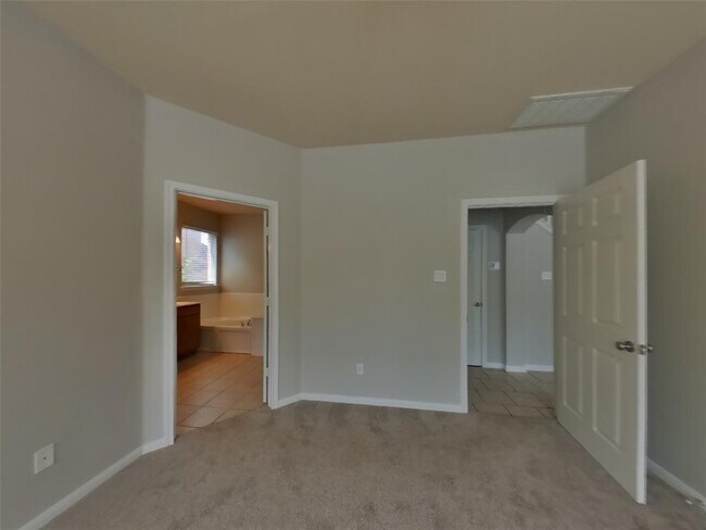 Building Photo - 405 Red Hawk Dr