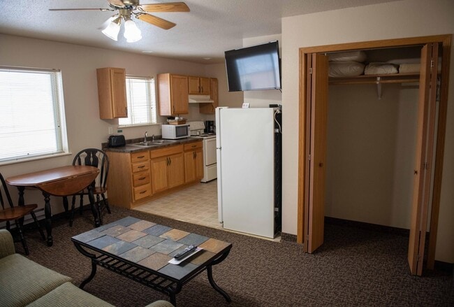 Building Photo - 809 E Cedar St