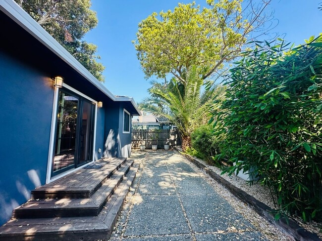 Building Photo - Beautiful Remodeled 2bd Home w/Laundry, Pr...
