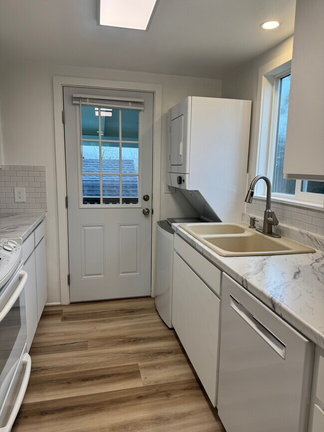 Building Photo - 2572 Perry Ave