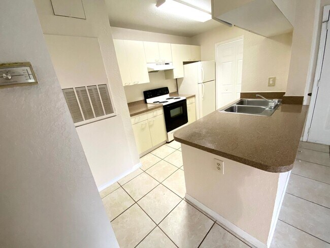 Building Photo - 2550 N Alafaya Trail