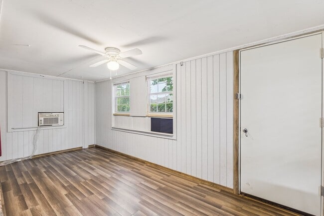 Building Photo - Welcome to this charming 3-bedroom, 2-bath...