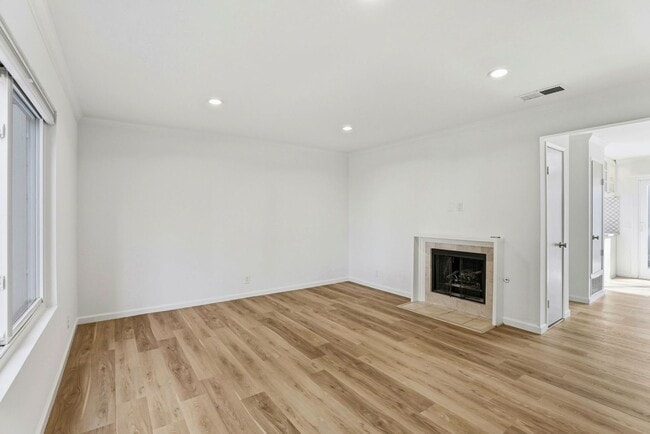 Building Photo - Freshly Renovated Single-Family Townhouse for Rent