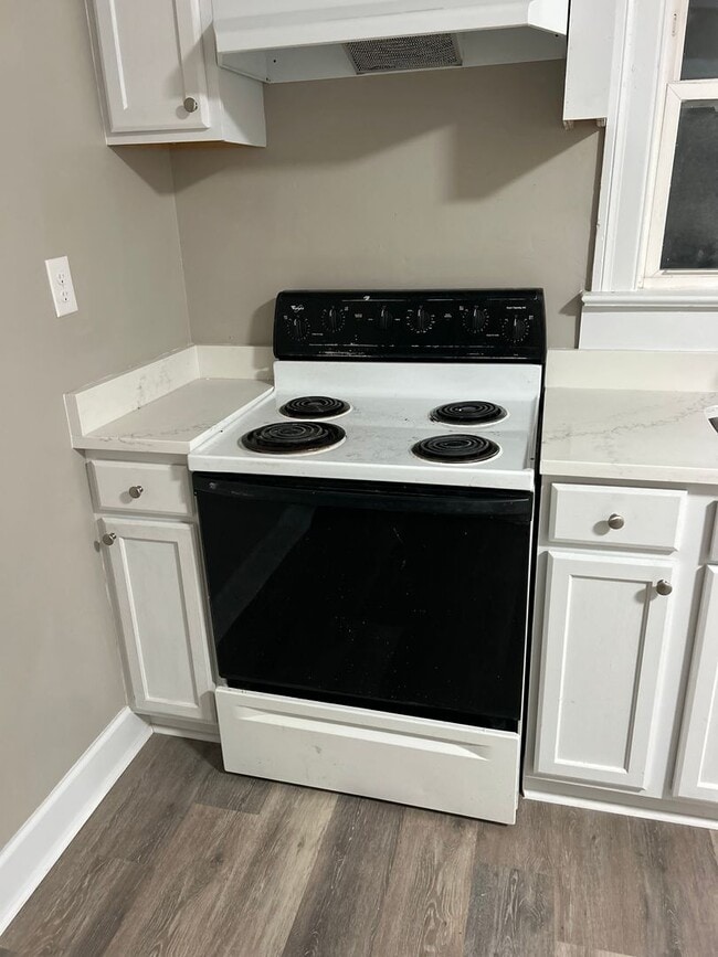 Building Photo - 512 Macon St S