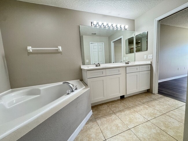 Building Photo - Split Floor plan 3/2 in Poinciana