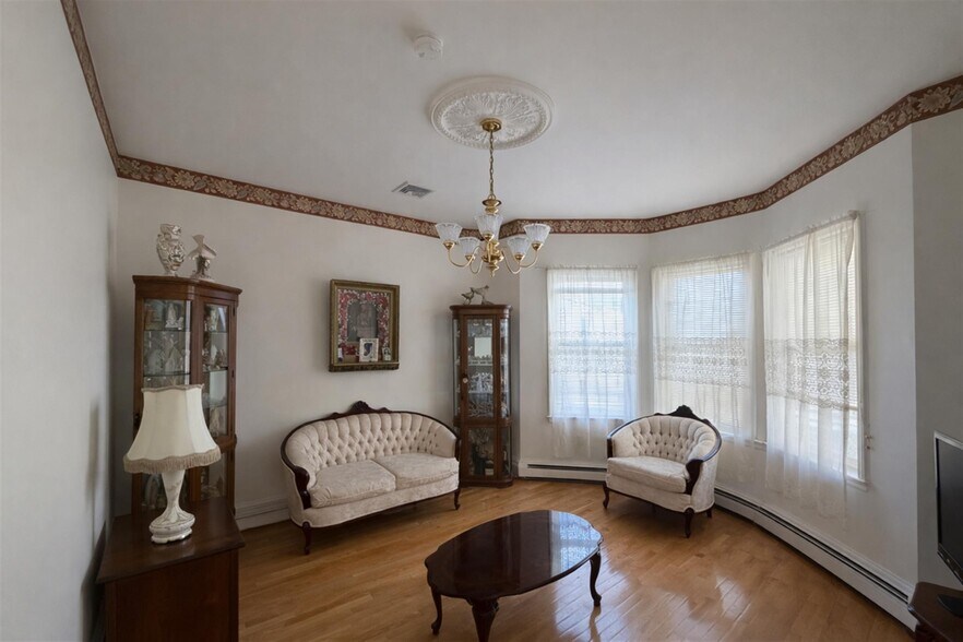 Building Photo - 107 2nd St