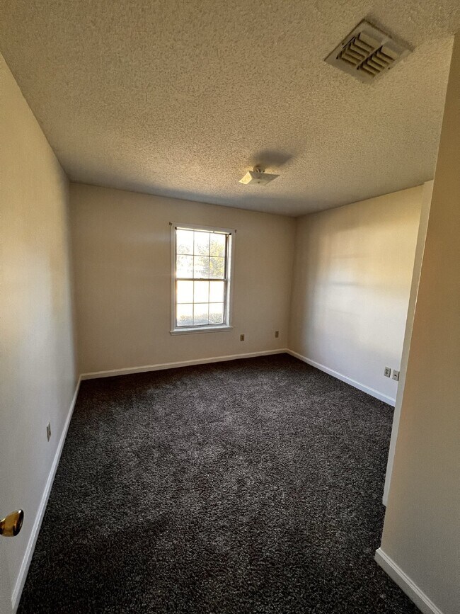 Building Photo - Home For Rent