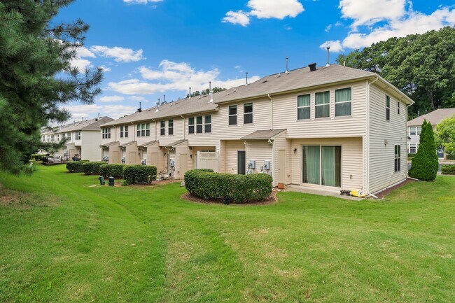 Building Photo - 2 Bedroom, 2.5 Bath townhome in Thompson Ridge with new LVP flooring downstairs.