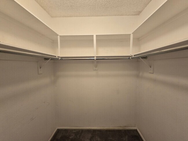 Building Photo - Updated Single level condo in Villa Victoria Available for rent