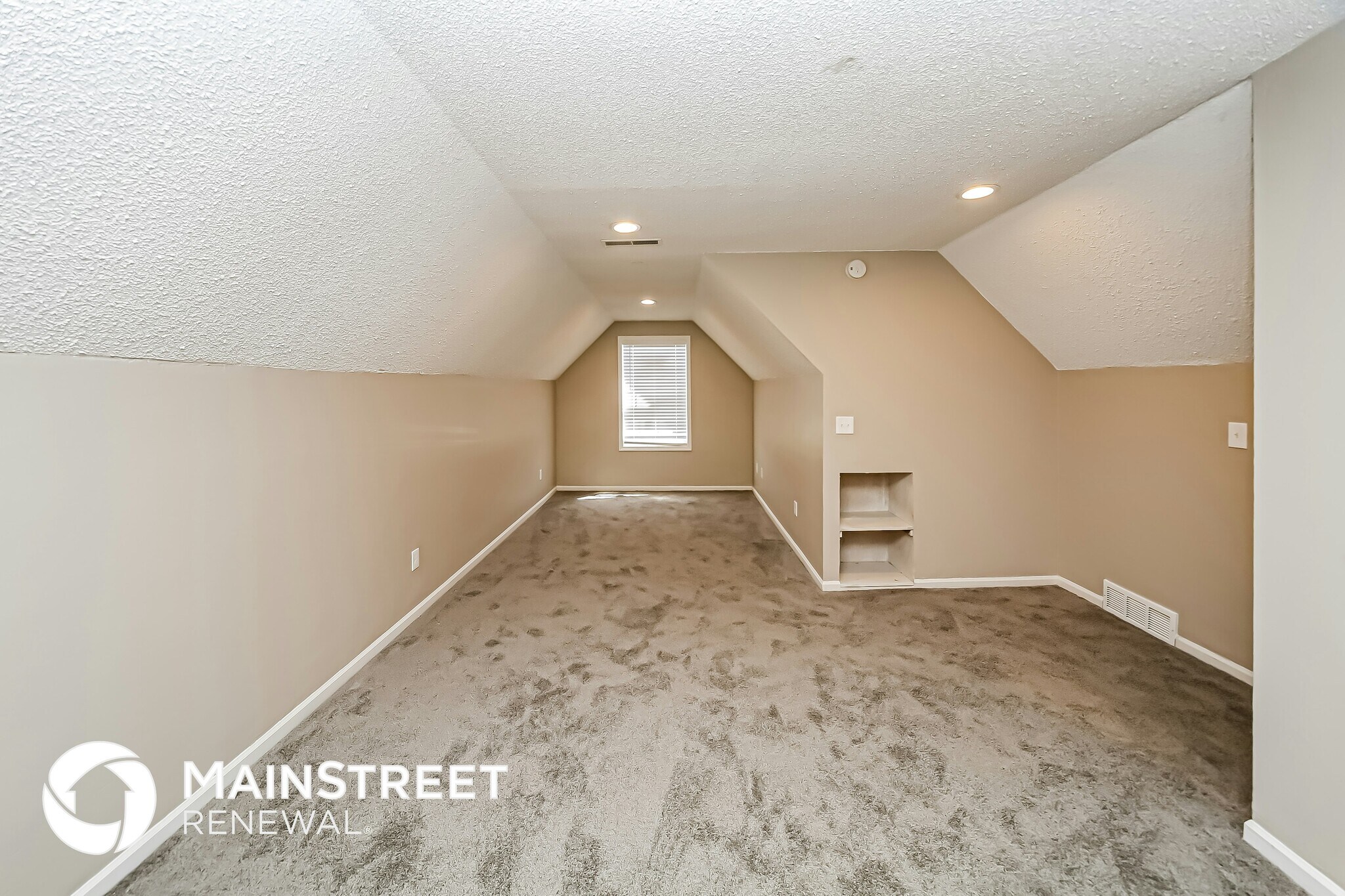 Building Photo - 6750 Lake Point Cir