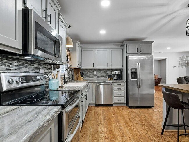 Building Photo - 2-Bedroom Furnished Home with Large Lot in...