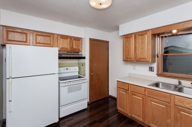 Building Photo - CHARMING! 2 Bedroom, 1 Bathroom Duplex in Des Moines!!