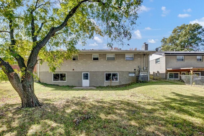 Building Photo - Spacious Single Family Home In Florissant with a Walk Out Basement!!