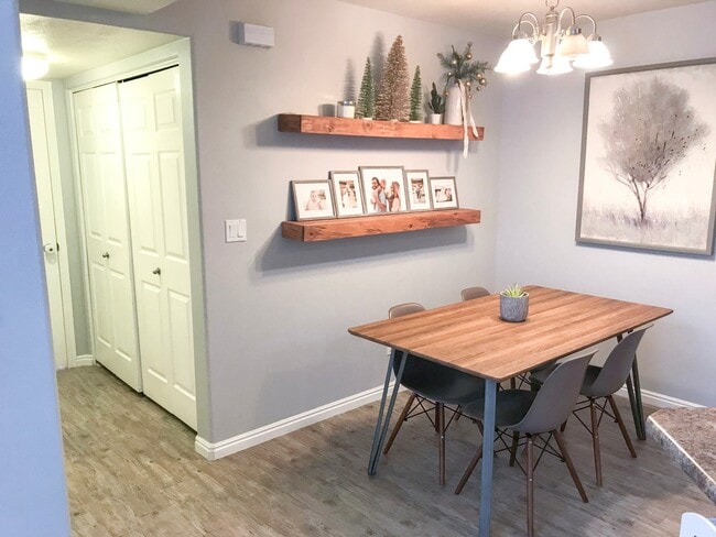 Building Photo - 3 bedroom, 2 bath townhome, end unit, grea...