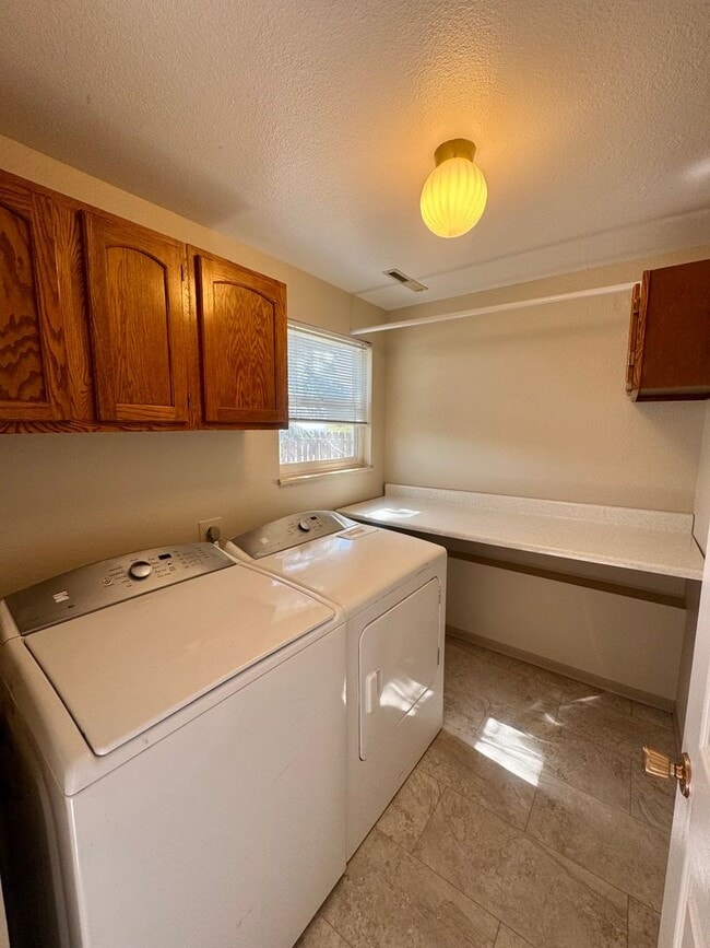 Building Photo - 4 Bedroom Home in Villa Loma-Available NOW