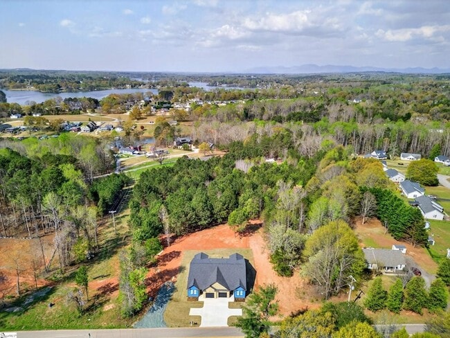 Building Photo - 1403 Lake Bowen Dam Rd