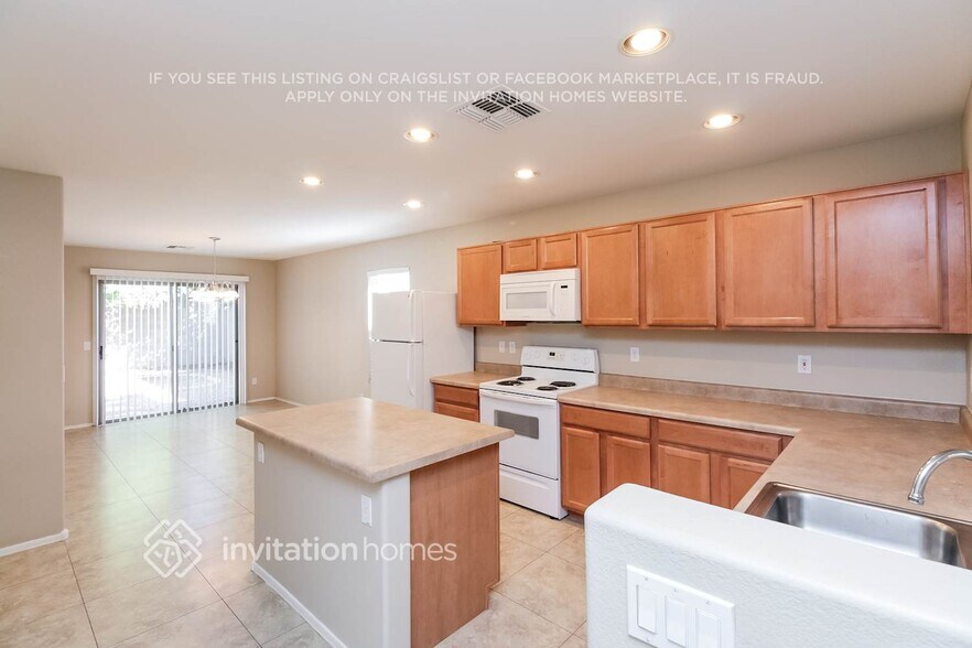 Building Photo - 8852 E Plana Ave