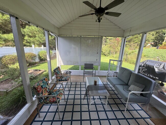 Building Photo - Furnished Duplex in Seneca