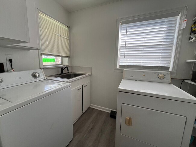 Building Photo - Charming Vintage Home on 3 City Lots near football stadium Live Oak, FL