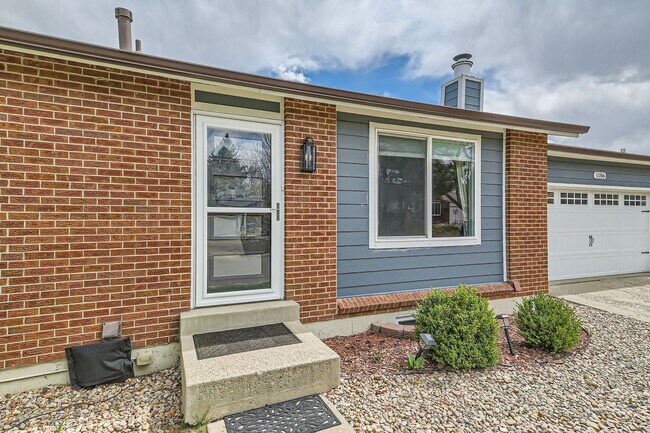 Building Photo - Remodeled 4 Bedroom 2 Bath House In Louisville!