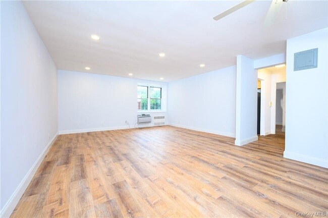 Building Photo - 3 Sadore Ln