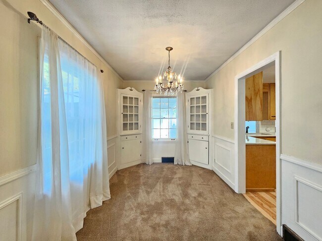 Building Photo - $2,100 - 3 Bed / 3 Bath Charming Home by G...