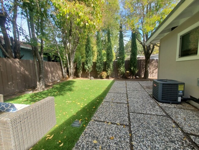 Building Photo - Kentfield 3x2 Flat + detached office, fron...
