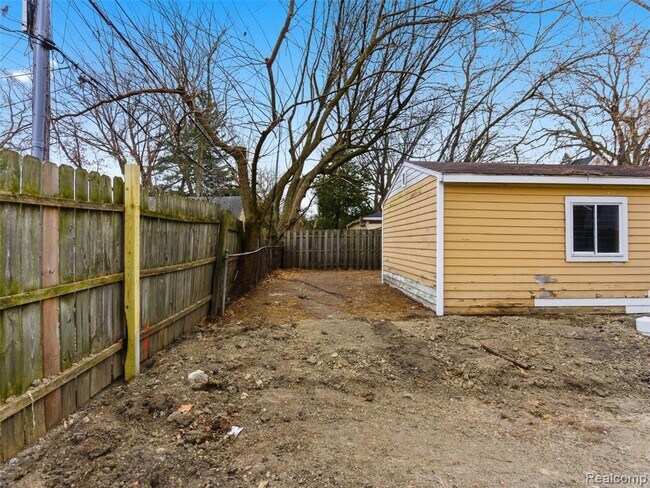 Building Photo - 335 E Elza Ave