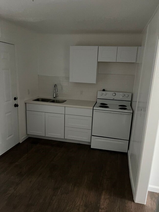 Building Photo - 531 E 8th St