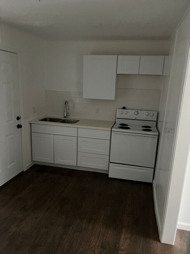 Building Photo - 531 W 8th St