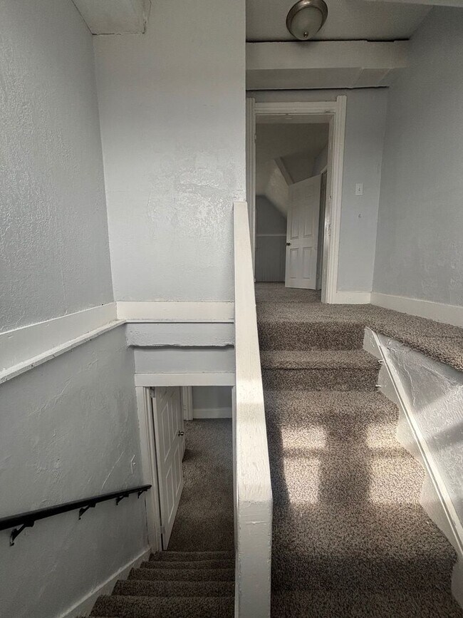 Building Photo - Charming 7-Bedroom Property in Prime Location
