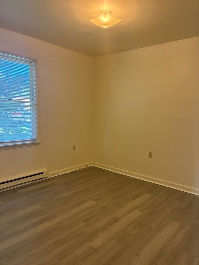 Building Photo - Bright & Spacious 2BR Top-Floor Apartment ...