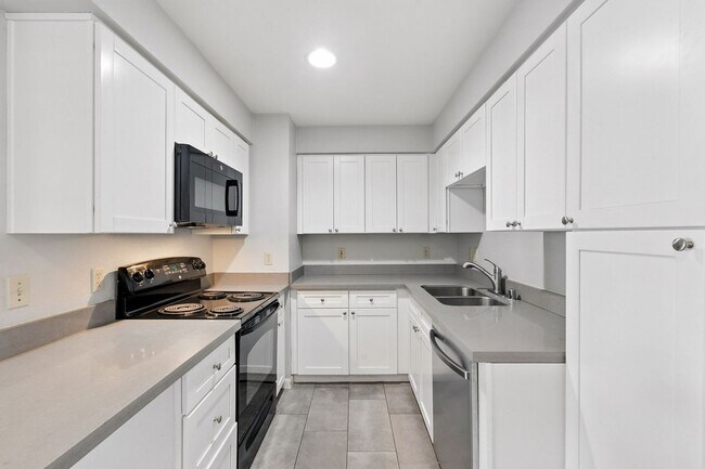 Building Photo - Walking Distance to ASU!