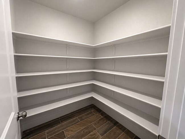 Building Photo - AVAILABLE FOR MOVE-IN WITH A 2-WEEK NOTICE