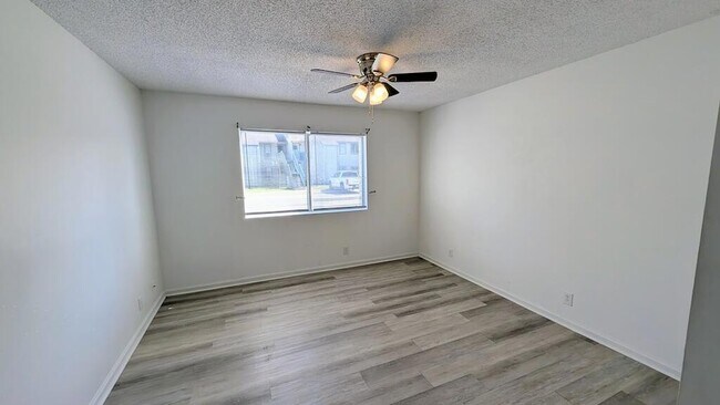 Building Photo - 910 Brett Dr